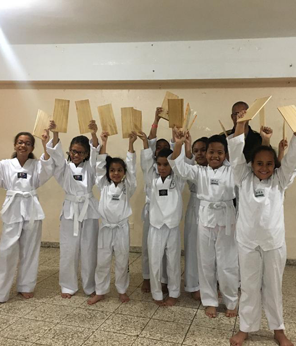 Niños en clase de taekwondo
